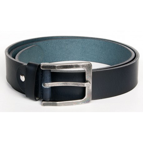 Velmi tmavě modrý, téměř černý kožený opasek. Šířka 39 mm, délka 125 cm
